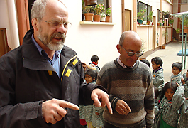Pater Klaus und para-niños helfen